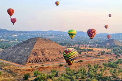Balony nad Piramidą Słońca w Teotihuacan